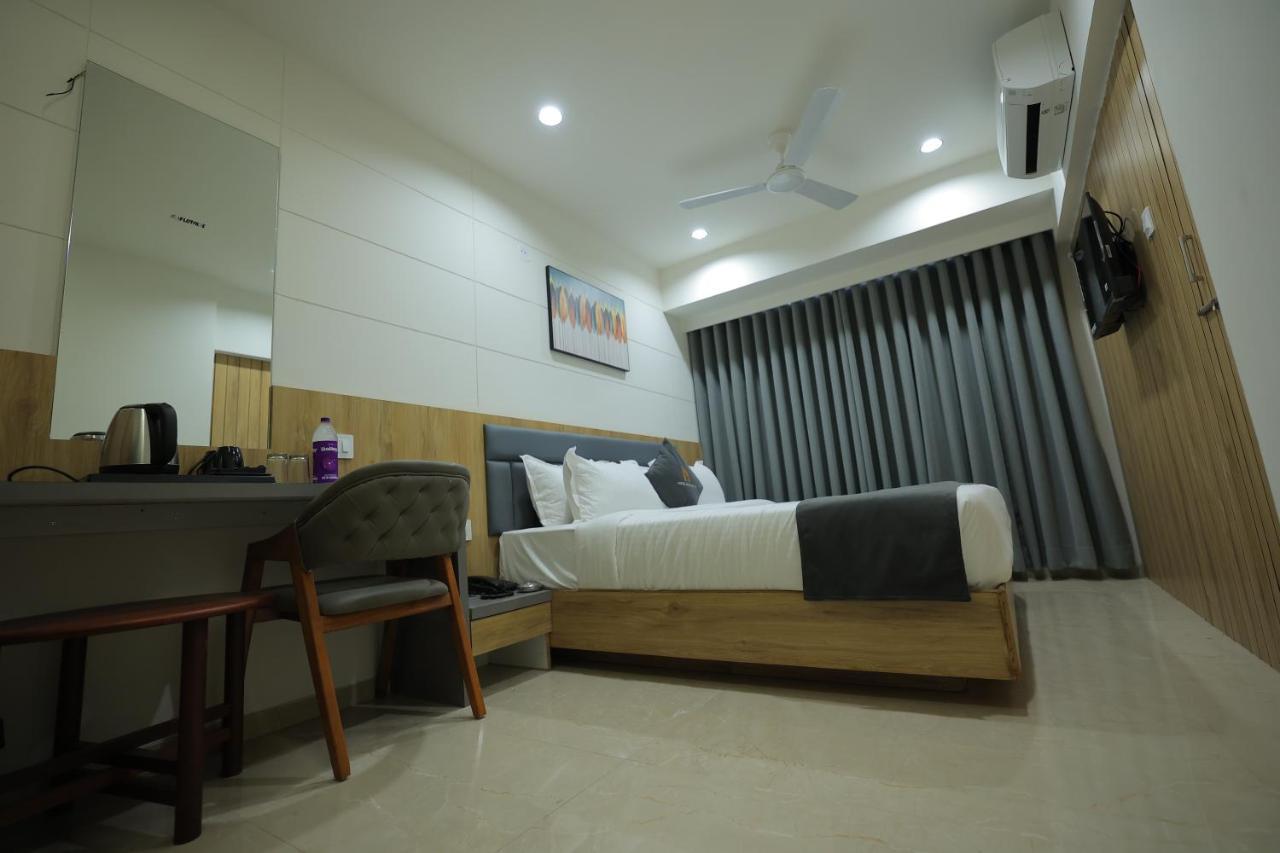 Hotel Shayan Inn ราชโกฎิ ภายนอก รูปภาพ