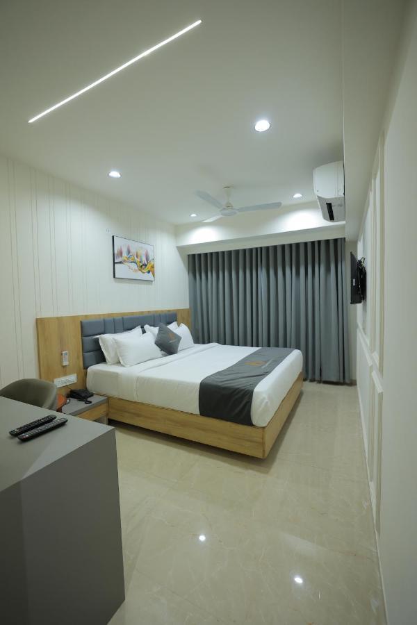 Hotel Shayan Inn ราชโกฎิ ภายนอก รูปภาพ